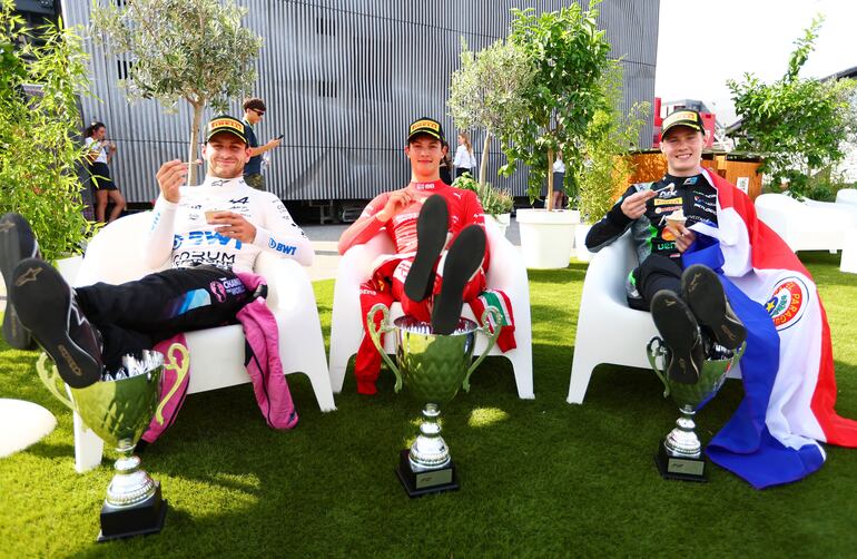 Joshua Duerksen (d), piloto de la Fórmula 2 de la FIA, celebra el podio en Monza con la bandera paraguaya.