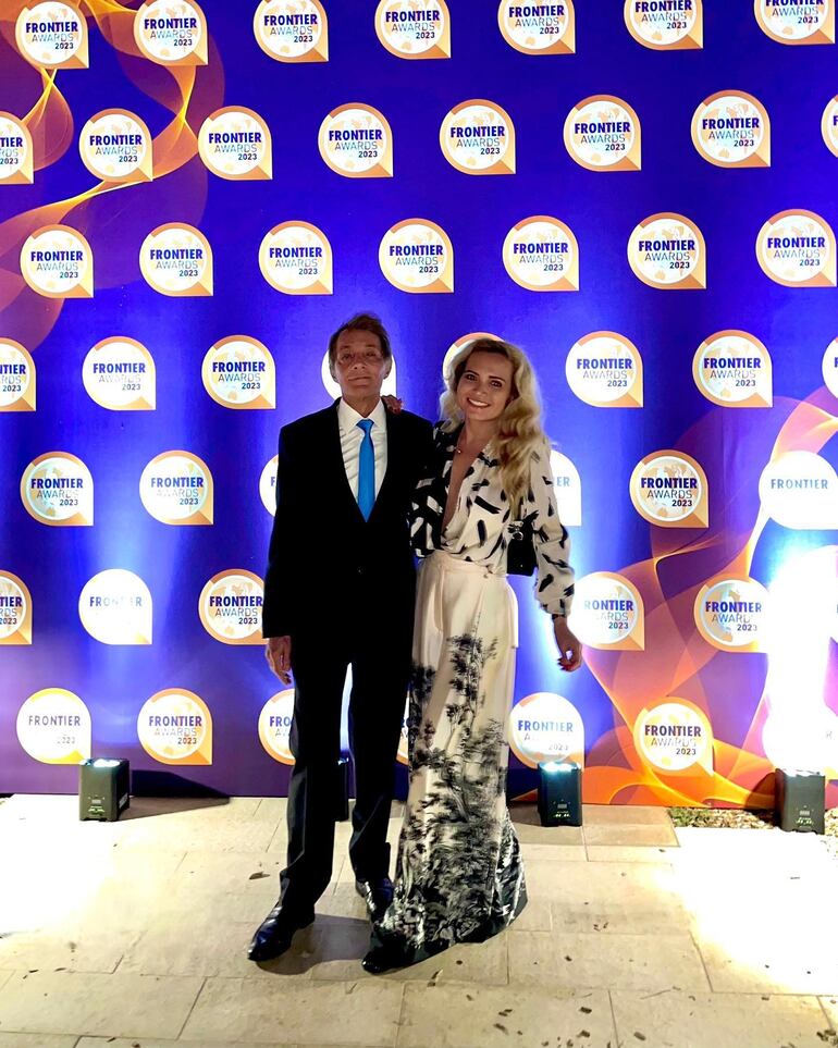 Sara y Jacques Allinquant llegando a los Frontière Awards 2023. (Instagram/Sara Allinquant)