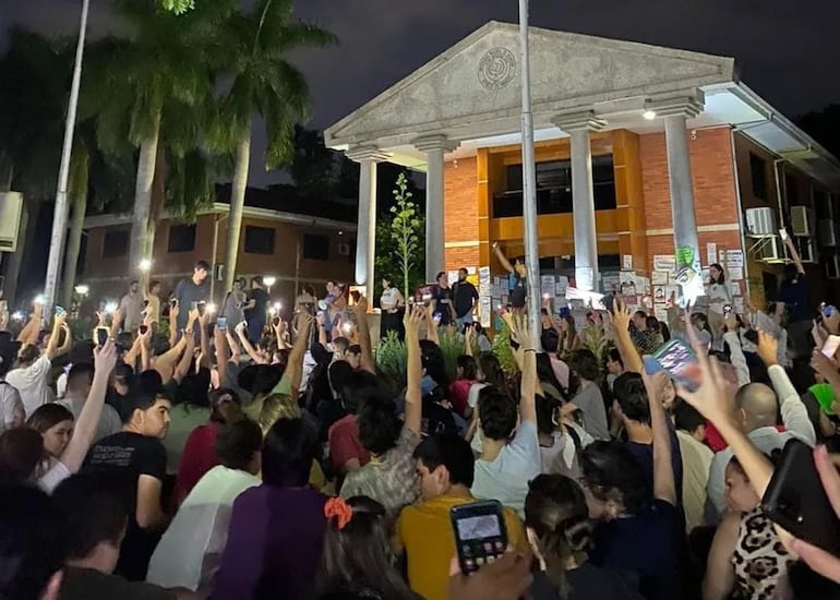 Los estudiantes de la UNA frente al Rectorado, en el marco del paro y toma de la universidad.