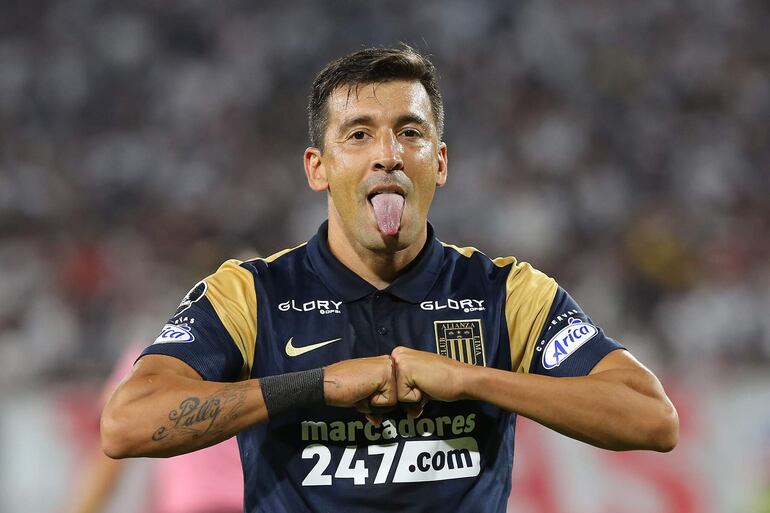 Edgar Benitez de Alianza celebra un gol hoy, en un partido de la Copa Libertadores entre Colo Colo y Alianza Lima en el estadio Monumental en Santiago (Chile).