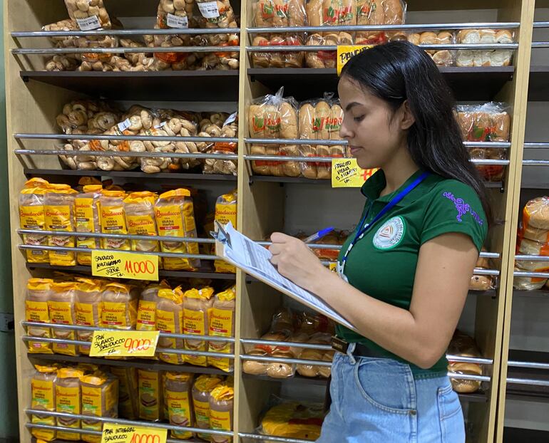 Una estudiante universitaria cuando recolectaba los datos de precios en un supermercado de Ciudad del Este.