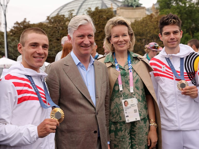 El rey Felipe y la reina Mathilde de Bélgica posando con el medallista de oro Remco Evenepoel y el medallista de bronce Wout van Aert, después de la contrarreloj individual masculina en las competiciones de ciclismo en carretera en el Juegos Olímpicos París 2024. (EFE/EPA/TERESA SUAREZ)
