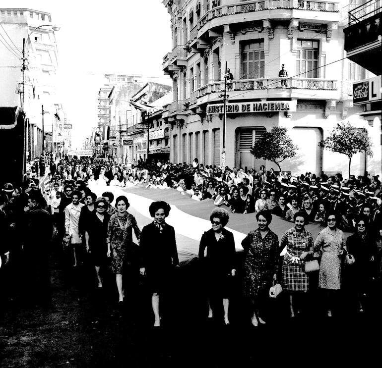 Enfermeras del Chaco en un desfile en el Día de la Paz.