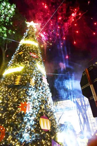 El encendido de luces y la fiesta de fuegos artificiales, se realizó esta noche en Barrio Mariscal.