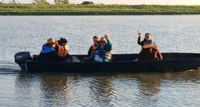 En esa lancha se movilizaban los docentes argentinos.