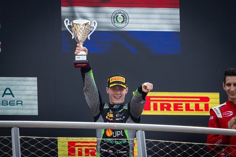 El paraguayo Joshua Duerksen celebra el tercer puesto de la carrera sprint de la Fórmula 2 en Monza, Italia.