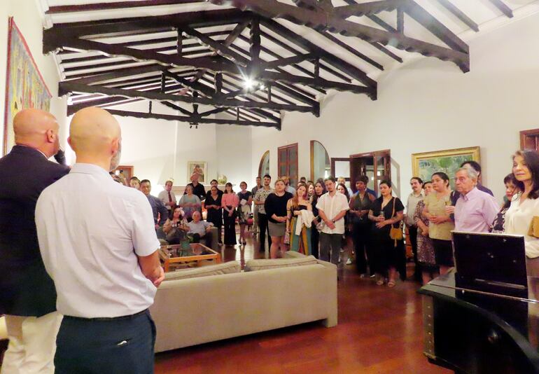 Emotivo momento de la despedida a Joseph Abado, director de la Alianza Francesa de Asuncion, quien finaliza sus funciones en nuestro pais.