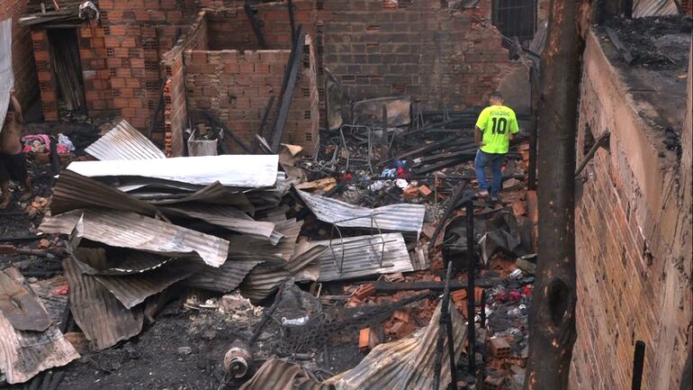 El día después del incendio en la Chacarita. Las casas quedaron totalmente destruidas.