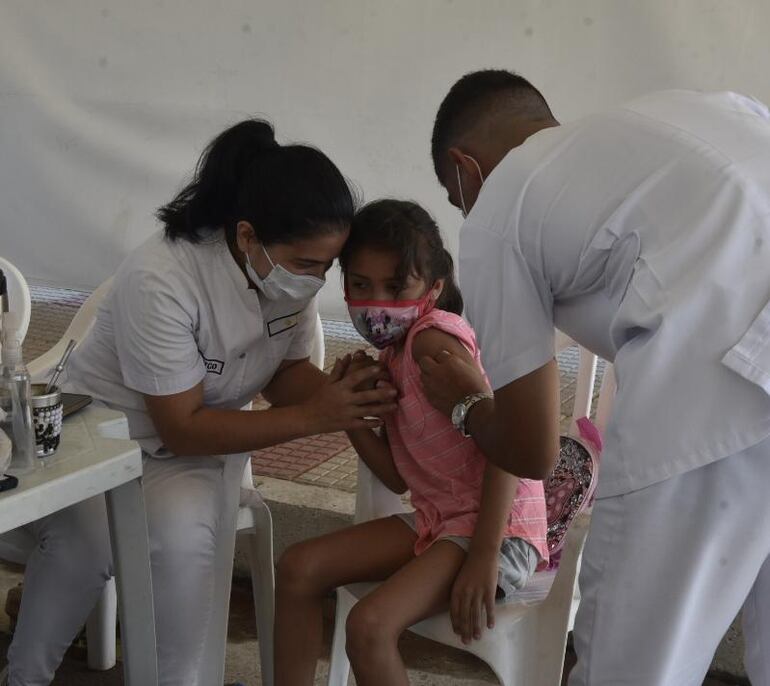 Vacunas contra el covid-19 y la influenza están disponibles en los puestos del Ministerio de Salud Pública (MSPBS). 