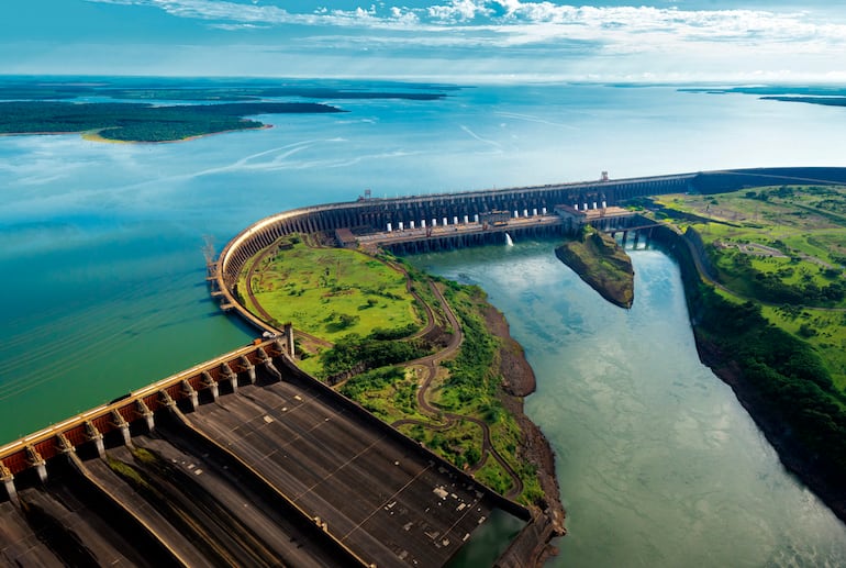 Vertedero de Itaipú con sus canaletas cerradas y un tramo de la represa. La casa de máquinas abajo y detrás.