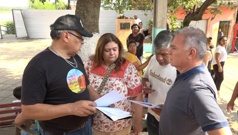 Vecinos de Ita Pyta Punta conversan con concejales de Asunción.