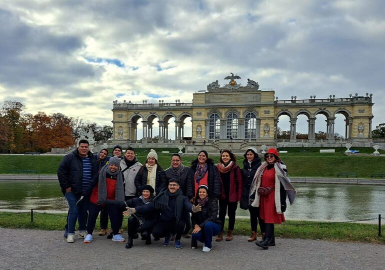 Los integrantes de Sonidos de Paraqvaria en su paso por Viena, Austria.