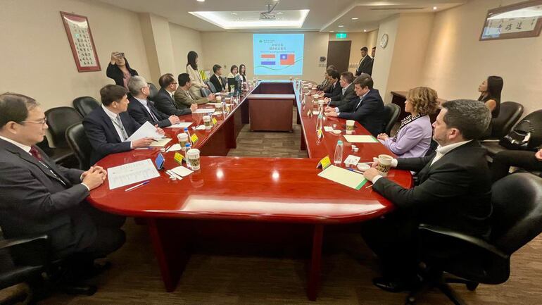 Reunión de delegación paraguaya con autoridades taiwanesas.