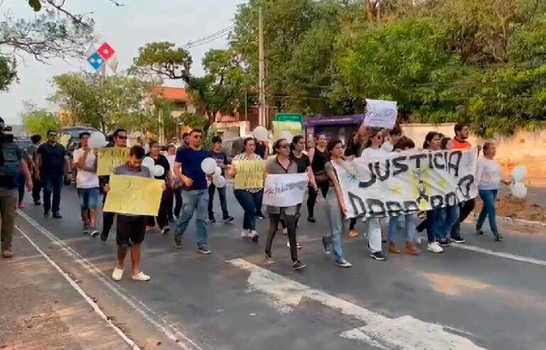 Familiares y amigos se manifestaron pidiendo justicia para el joven fallecido. 