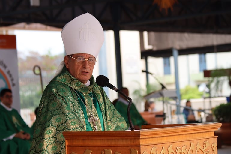 El obispo de la diócesis de Caacupé, monseñor Ricardo Valenzuela, presidió la misa en el santuario Nuestra Señora de los Milagros de la capital espiritual.