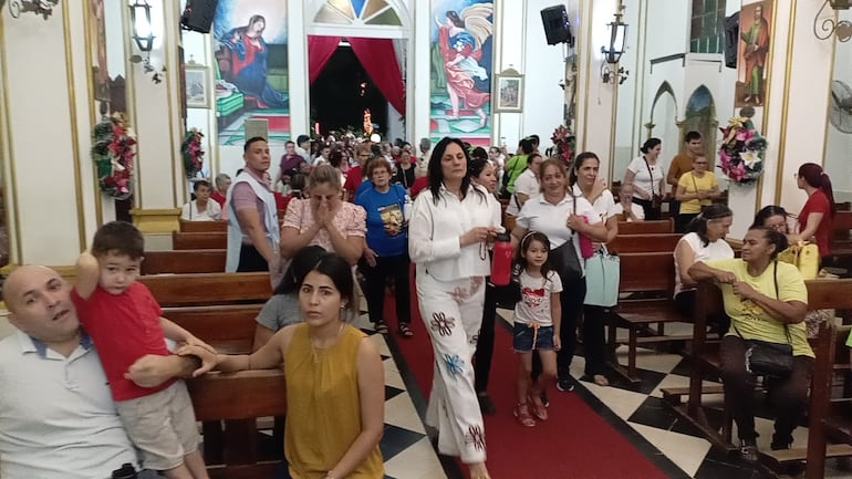 Tras la apertura de la puerta del templo los fieles coparon el templo.