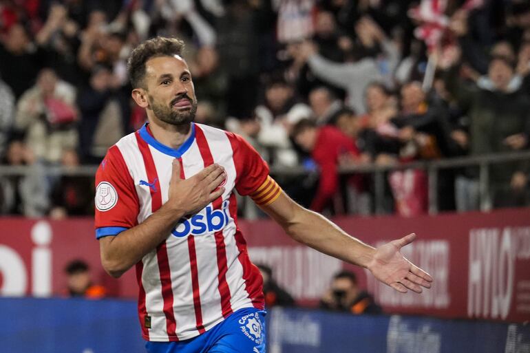 GIRONA, 17/01/2024.- El delantero uruguayo del Girona, Cristhian Stuani, celebra el segundo gol de su equipo durante el encuentro correspondiente a los octavos de final de la Copa del Rey que Girona y Rayo Vallecano disputan hoy miércoles en el Estadio Municipal de Montilivi, en Girona. EFE / David Borrat.
