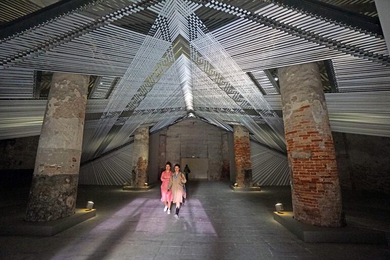 Dos mujeres observan la instalación del colectivo Mataaho, que obtuvo el León de Oro por su participación en la Bienal de Venecia.