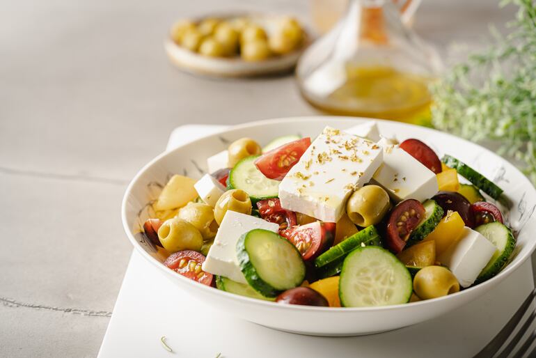 Ensalada con aceitunas de verduras frescas, tomates, feta de queso griego y aceite de oliva.