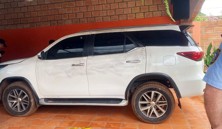 La camioneta Toyota Hilux que dejaron los malvivientes tras el fallido robo.