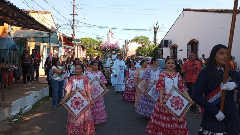 Bailarinas vestidas de Ñandutí abrieron paso a la procesión de la Virgen "Nuestra Señora del Rosario".