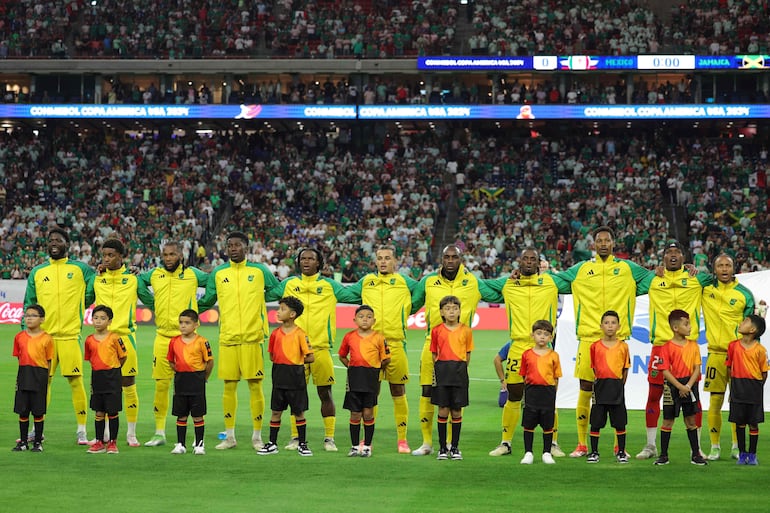 Los futbolistas de Jamaica entonan el himno nacional en la previa del partido frente a México por la primera fecha del Grupo B de la Copa América en el NRG Stadium, en Houston, Texas.