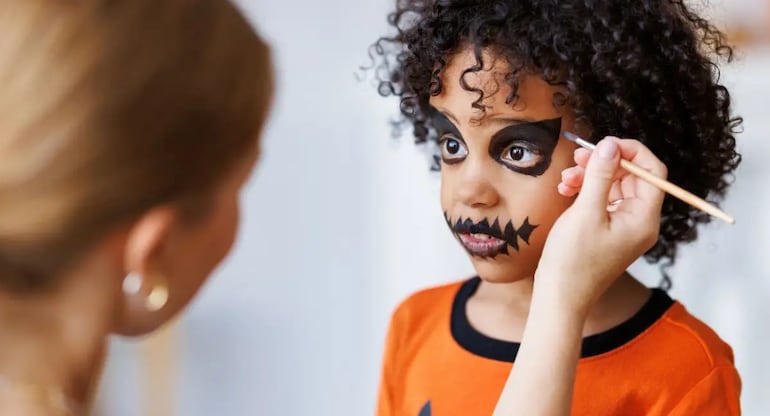 Instan a tener cuidado con el maquillaje para Halloween.