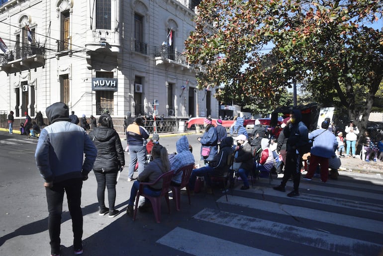 Varias jornadas de manifestaciones se registraron frente al MUVH para exigir mayor agilidad en la adjudicación de subsidios para viviendas sociales.