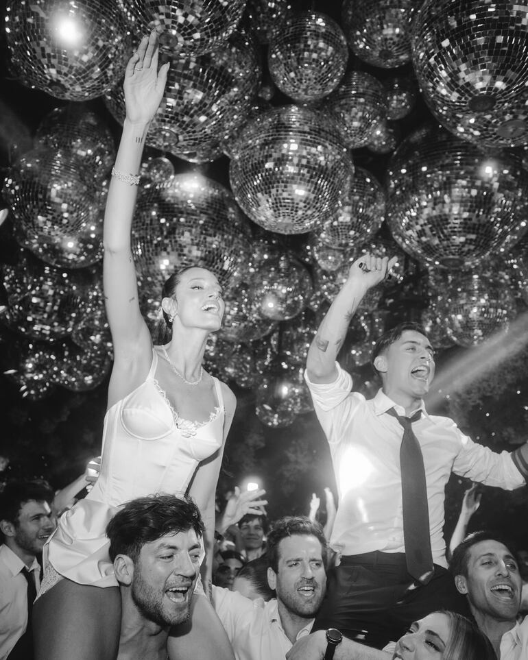 Oriana Sabatini y Paulo Dybala disfrutando de su fiesta de boda. (Instagram/Oriana Sabatini)