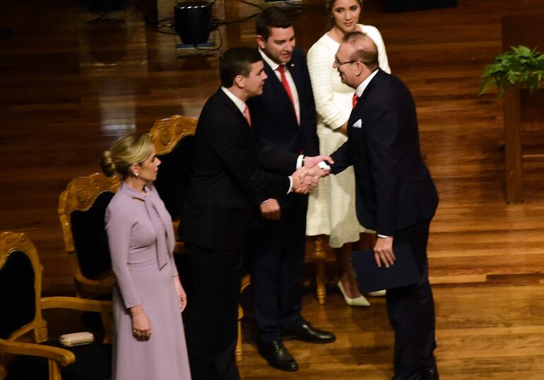 El imputado diputado Erico Galeano (d) saluda a Santiago Peña y Pedro Alliana. Fue el martes.