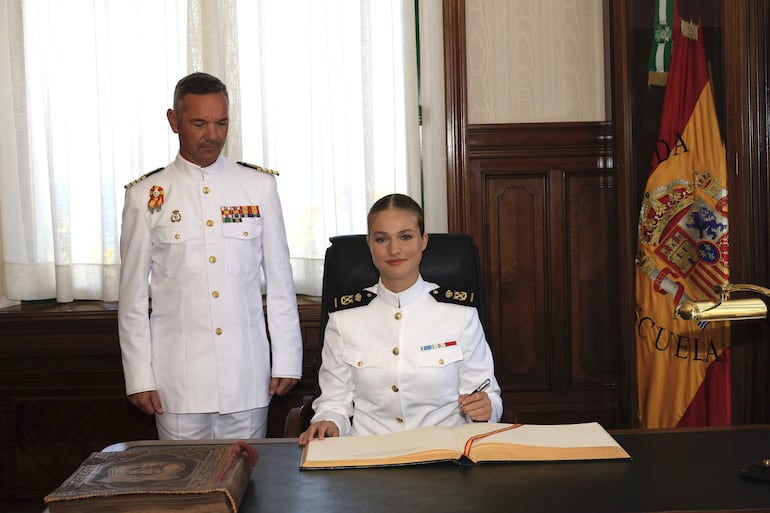 Leonor de Borbón junto al director de la escuela militar, Pedro Cardona. La princesa de Asturias firmó en el libro de honor al incorporarse al curso 2024-2025. (EFE/ Francisco Gómez/Casa Real)

