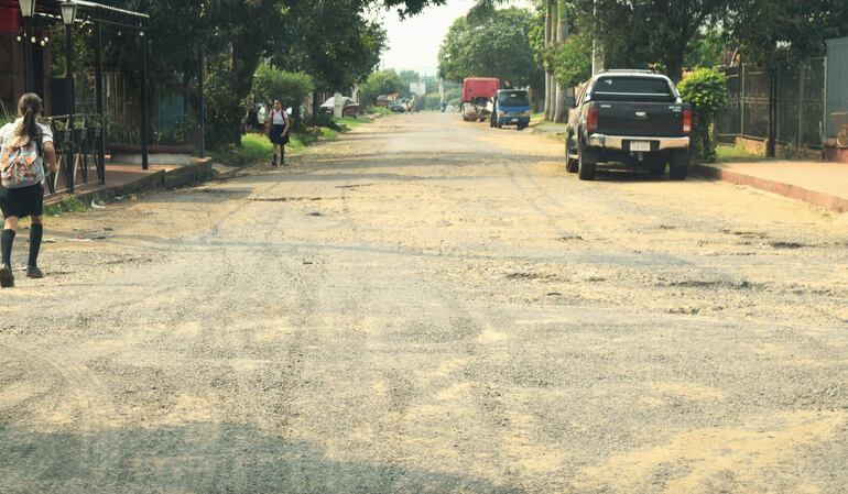 Hace 12 años que los vecinos del barrio San Francisco vienen reclamando, pero nadie atiende el reclamo de la reparación de la calle Bernardino Caballero.