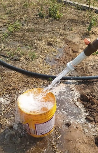 El agua se vuelve un elemento escaso en esta época del año, por lo que la perforación de pozos es esencial para la supervivencia de muchas familias. Otra opción es el acarreo de otras fuentes para lo que ayudan las autoridades locales.