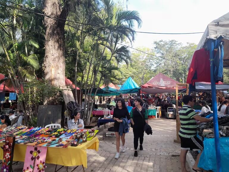 Cada fin de semana se registra una importante cantidad de turistas en la plaza Bernardino Caballero.