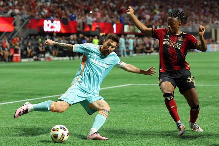 ATLANTA, GEORGIA - NOVEMBER 02: Lionel Messi #10 of Inter Miami attempts to cross the ball against Ajani Fortune #35 of Atlanta United during the second half of the 2024 MLS Cup Playoffs at Mercedes-Benz Stadium on November 02, 2024 in Atlanta, Georgia.   Kevin C. Cox/Getty Images/AFP (Photo by Kevin C. Cox / GETTY IMAGES NORTH AMERICA / Getty Images via AFP)