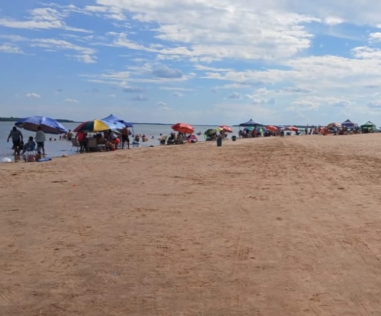 Ayolas: bañistas calman altas temperaturas en playa de Corateí