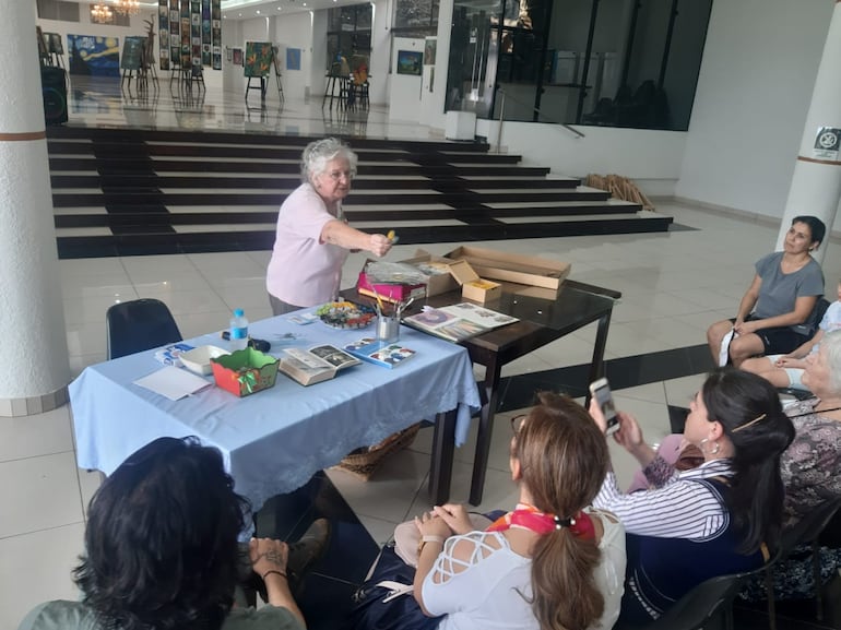 Elena de Soloaga (84) durante el taller de arte plumario ofrecido en el Centro Social de Encarnación, en el marco de una muestra artística organizada por la organización Aty guazú.