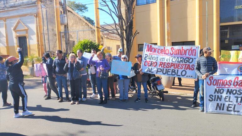 Gancheros reclamaron que el intendente Marcelo Simbrón (ANR) no escucha al pueblo.