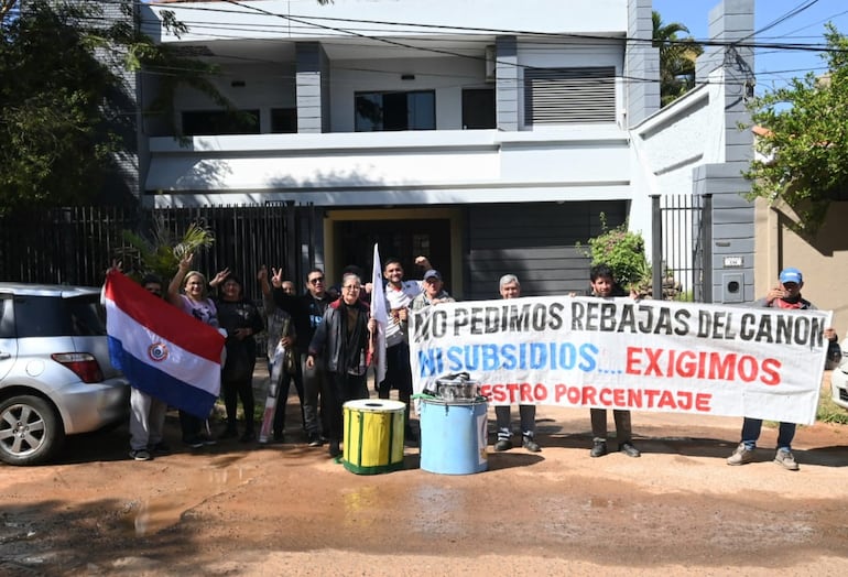 Trabajadores de la quiniela varias veces se manifestaron frente a la Conajzar. Entre sus pedidos está el ajuste del porcentaje de ganancia, que fue reducido unilateralmente en pandemia, dicen.