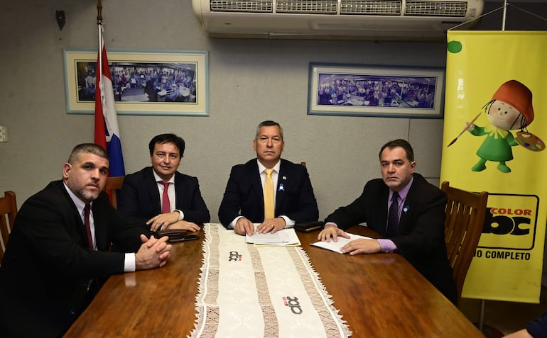 Enrique Medina, Derlis Colmán, Walter Núñez y Rubén Aguilar, asesores de Copaco, en la redacción de ABC.