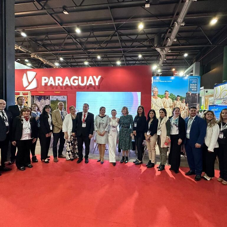 La nueva Emabajadora Turística del Paraguay, Lali González, posando con los asistentes al acto organizado por la Senatur en Buenos Aires. (Instagram/Senatur)