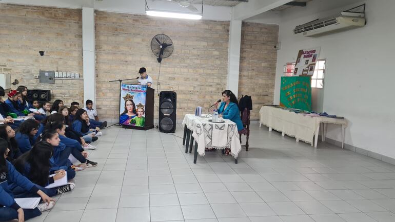 Escritora nacional, Lilia Gayoso, compartiendo con estudiantes.