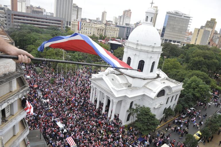 Panteón Nacional de los Héroes durante el festejo de una victoria de la Selección Nacional de Fútbol. (Archivo).