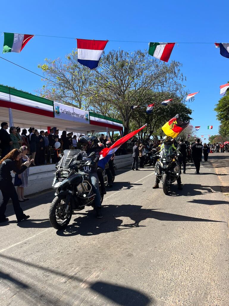 La policía con orden y seguridad desfilaron ante el público presente.