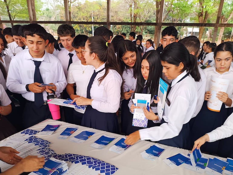 Estudiantes de diferentes instituciones educativas de Nueva Italia participaron de la primera expo feria de ofertas universitarias.