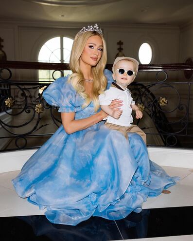 Paris Hilton posando con el cumpleañero Phoenix.