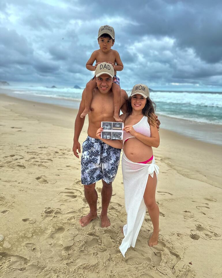 ¡Familia feliz! Los Rojas-Bernal aguardan felices al bebé en camino. (Instagram/Robert Rojas)