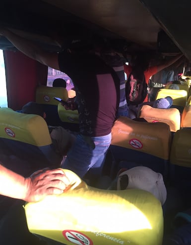 Pasajeros hacinados en el pasillo de uno de los buses de larga distancia camino a Asunción.