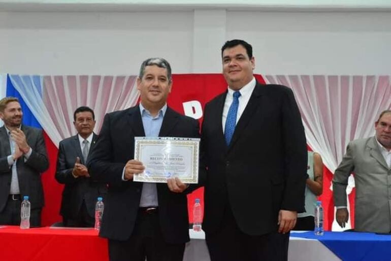 El economista Alfredo Mongelós, director técnico de Sinafocal, posa con el licenciado Jorge Sosa, presidente del CPDP.