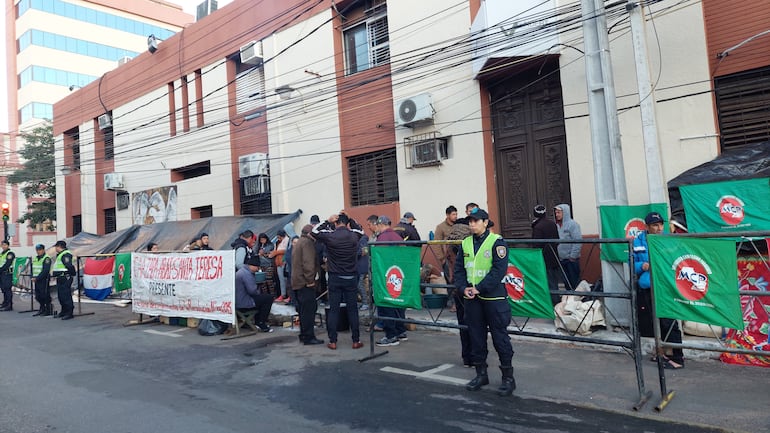 Un grupo de campesinos  oriundos de Caazapá se instaló anoche frente a la sede del Indert, en el microcentro de Asunción.